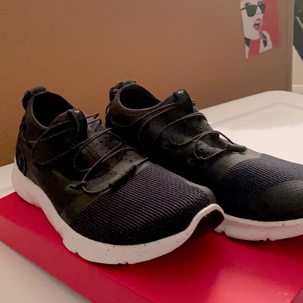 👟 UNDER ARMOUR Sneakers New Size 7.5
